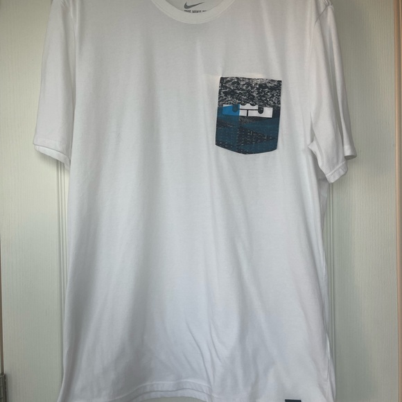 THE NIKE TEE - Picture 2 of 4